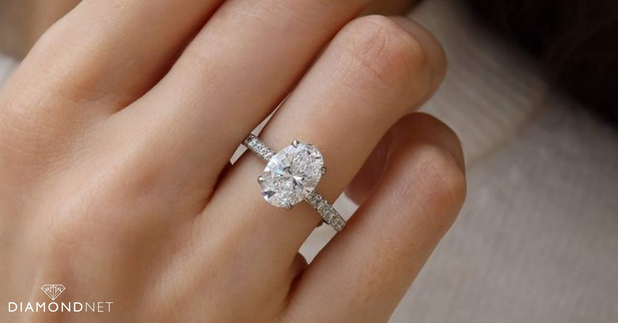 Oval diamond engagement ring