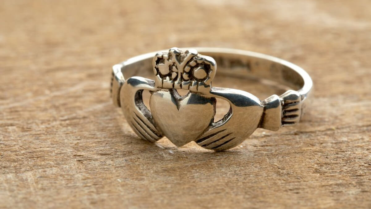 Guide To Irish Claddagh Engagement Rings - CladdaghRings.com